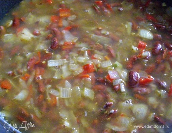 Добавим бульон, перемешаем, закроем крышкой и тушим на маленьком огне 1 ч 15 минут