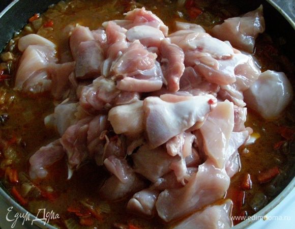 Болгарский перец нарежем кубиком. Куриное филе нарежем мелкими кусочками. Добавим к чили. Посолим по необходимости