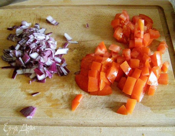 Пока курица тушится приготовим сальсу. Нарежем лук и помидоры