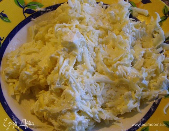 Натрем сыр. Смешаем сыр со сливками
