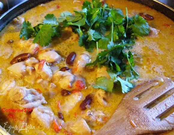 В конце тушения добавим сок половины лайма и листья кинзы. Доведем до вкуса. Получилось очень хорошо! Сыр и сливки смягчили остроту перца. Заранее сварим рис и можно всех звать к столу)) 