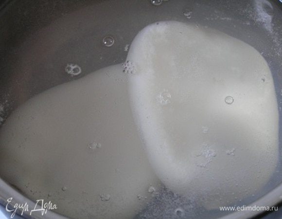 Кальмары очистить, отварить в подсоленой воде около трех минут, выложить на тарелку. В кастрюлю добавить воды, вскипятить, добавить картофель, нарезанный кубиками, варить на медленном огне.