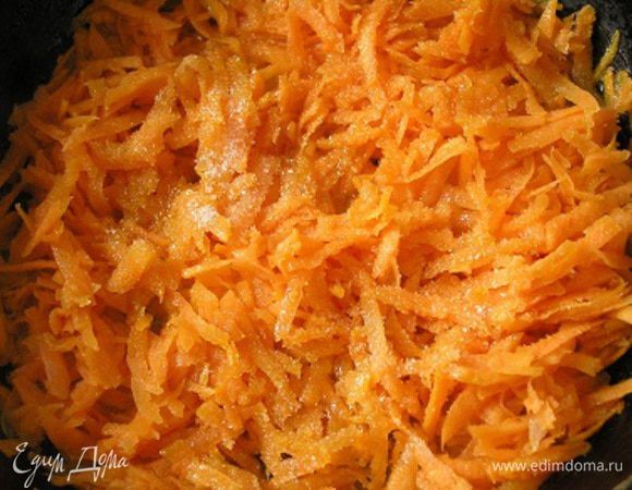 Морковь натереть на крупной тёрке и потушить в растительном масле с добавлением лимонного сока и сахара. Когда морковь станет мягкой и приобретёт желтый оттенок, переложить её в кастрюлю к картофелю.
