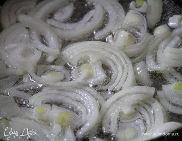 На растительном масле обжарить лук, порезанный полукольцами. 