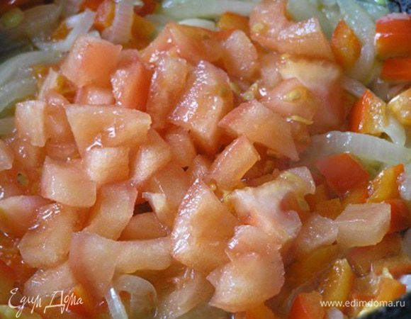 затем добавить нарезанный кубиками помидор, тушить еще 3 минуты. Готовые овощи переложить в кастрюлю.
