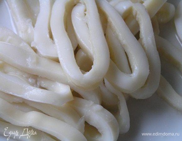 За 5 минут до готовности картофеля добавить нарезанные кольцами кальмары, досолить суп, если нужно,