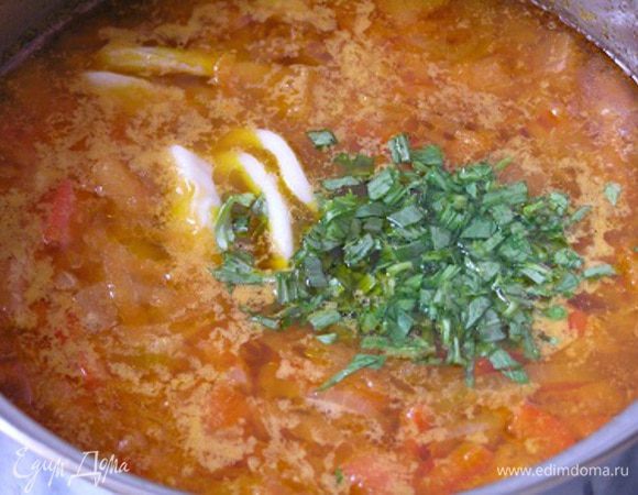 затем всыпать нарезанный эстрагон, влить соевый соус, довести до кипения и выключить огонь. 