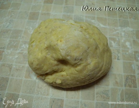 Замесить тесто, завернуть в пленку и поставить на 30 минут в холодильник. 
