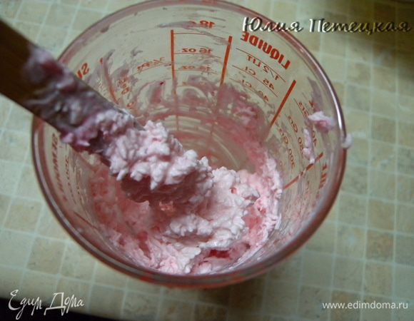 Залить кокосовую стружку сливками и поставить в холодильник. Лучше на ночь или утром (на 8 часов)к вечеру будет готова. Стружка полностью впитывает сливки и по консистенции масса ка сливочное масло. 