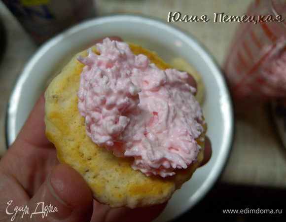 Остудить на решетке. Промазать кремом и соединить половинки. 