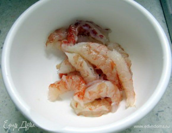 Для начинки очистить креветки (все, кроме трёх), нарезать лук. 