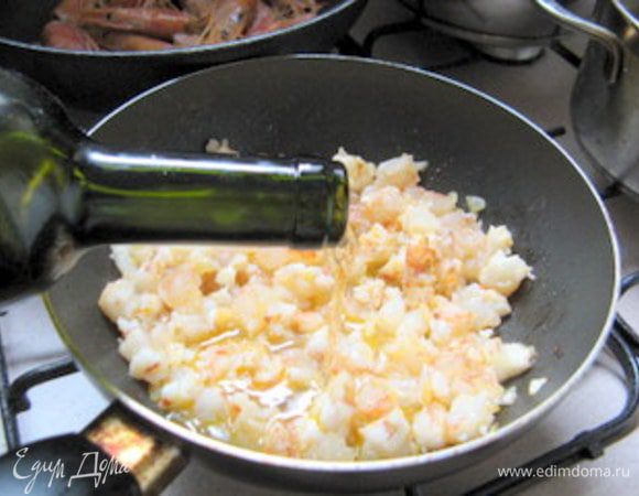 Влить вино и дать ему выпариться. Готовить креветки пару минут, посолить, поперчить, добавить специи по вкусу.