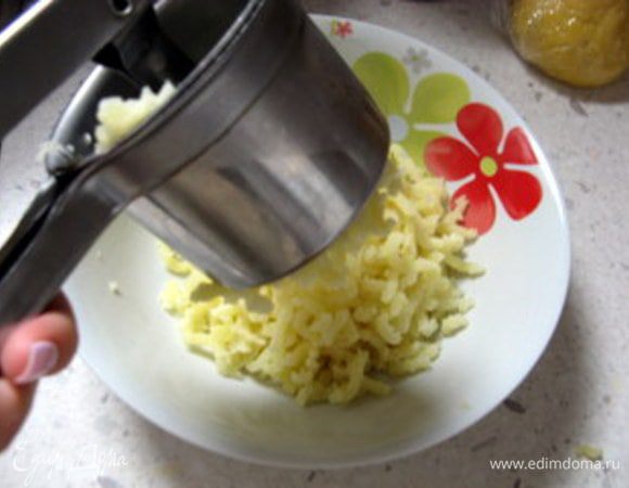 Варёный картофель раздавить в пюре.