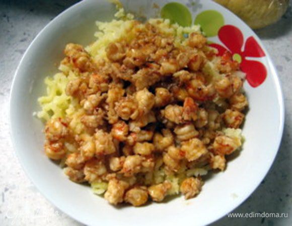 Смешать пюре с креветками и соком, образовавшимся при их обработке.