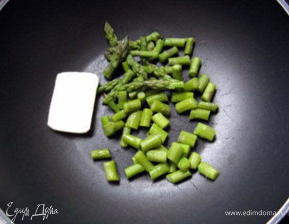 Отварить спаржу. Варёную спаржу пассировать на сливочном масле.