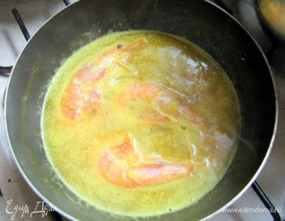 Оставшиеся три нечищенные креветки нагреть в сотейнике со сливочным маслом.