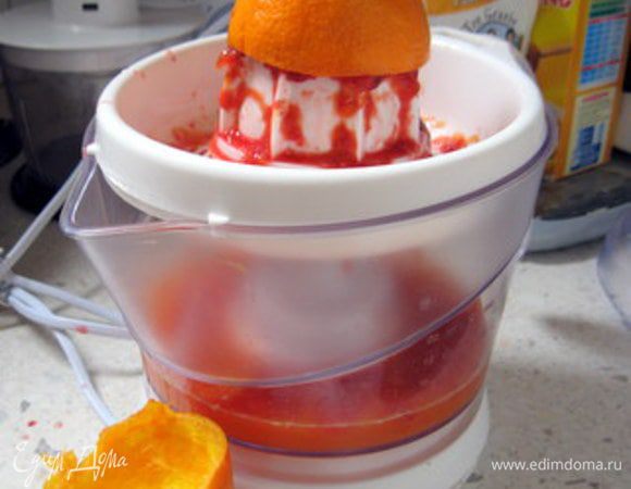 Выжать сок из апельсинов.