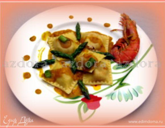 Отварить равиоли в солёной воде.Подать с соусом и спаржей.