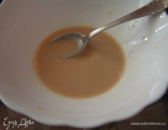 Дрожжи растворить в 2 ч.л теплой воды с сахаром и солью.Оставить на 15 минут