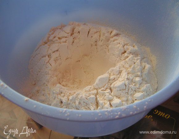 Муку просеять и сделать в центре углубление