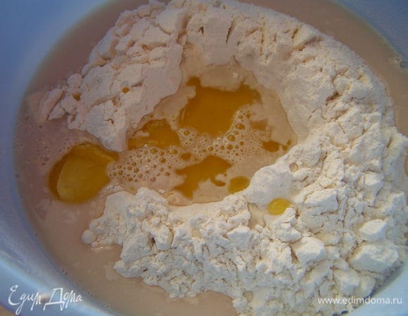 Туда влить дрожжи, оливковое масло(20мл) и воду(теплую)