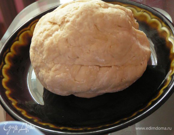 Замесить эластичное и однородное тесто, скатать в шар. Накрыть и оставить в теплом месте до увеличения в 2 раза (у меня 1 час)