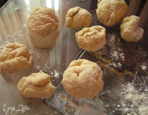 Тесто разделить на 8-10 частей, каждую раскатать (лучше не очень тонко) и уложить на смазанную бумагу для выпечки