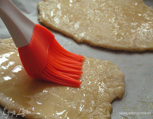 каждую лепешку смазать оливковым маслом