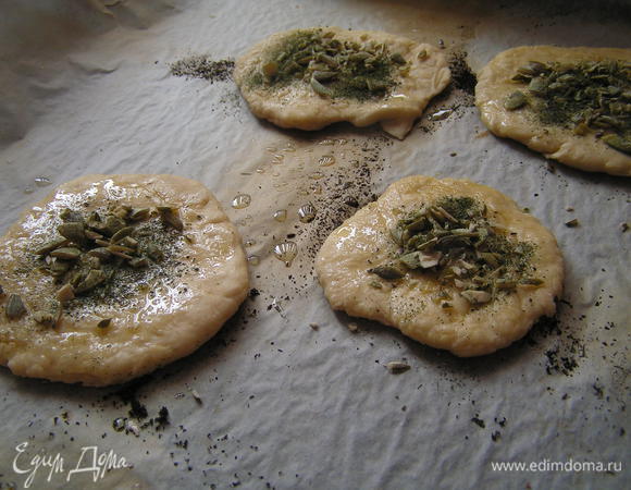 Посыпать рубленными семечками и укропом