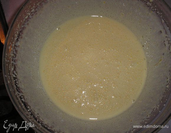 Готоовим брауни: яйца взбиваем с сахаром до посветления массы и увеличения в обьеме в 2-3 раза.