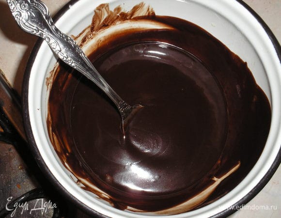 Шоколад ломаем на куски и вместе со сливочным маслом растапливаем на водяной бане.