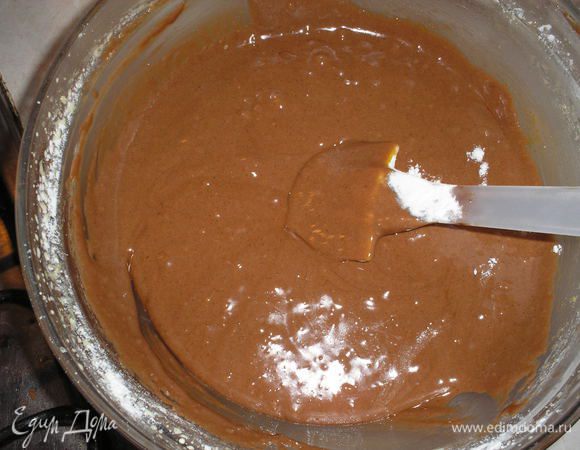 Немного охлаждаем шоколадно-масляную смесь и добавляем к яйцам. Туда же просеиваем муку и добавляем ванильный экстракт. Вымешиваем тесто до однородности.