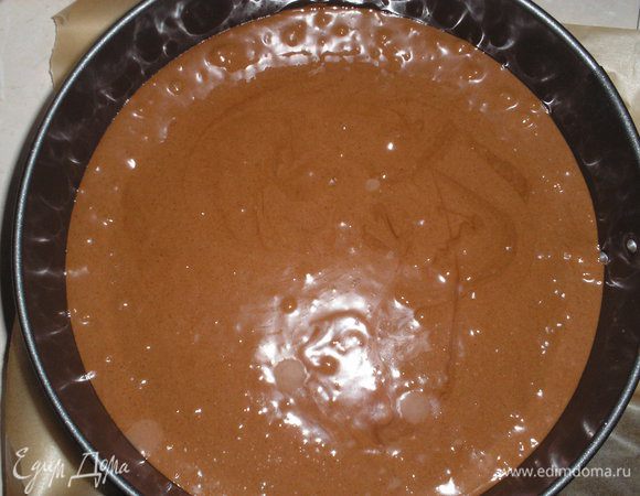 Форму диаметром 24 см застилаем пергаментной бумагой. Выливаем тесто.