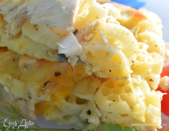 Приготовление: Отварить макаронные изделия. Мелко порезать лук и чеснок, грибы порезать пластинами. Все овощи пассеровать на оливковом масле . Посолить и всыпать специи. Яйца соединить со сливками, тщательно размешать. Сыр бри и мраморный порезать кубиками, моцареллу пластинами. Макароны , лук, грибы, яйца, сыр перемешать. Форму смазать маслом и высыпать туда смесь. Сверху выложить моцареллу. Поставить в разогретую до 200 градусов духовку и запекать до золотистого цвета . МИР ВАМ!