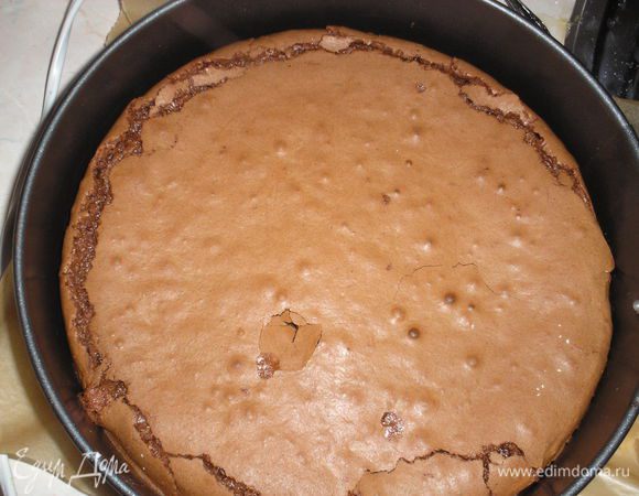 Выпекаем в разогретой духовке при темп.180 гр. 25 минут. Вот такой получается слой брауни после выпечки.