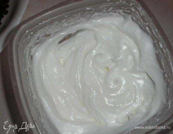 Тем временем готовим творожную начинку: творог перемалываем 2-3 раза в мясорубке или блендером. Должна получится однородная творожная масса без крупинок, это важно!