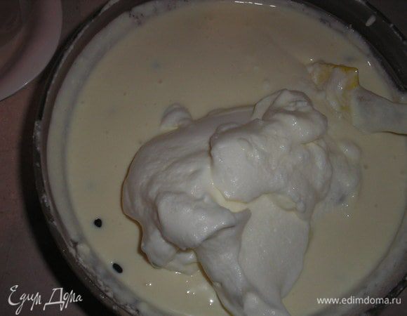 Белки взбиваем в пену, острожно дабавляем к творожной массе.