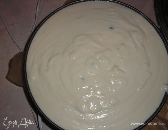 Творожную массу выкладываем в форму с брауни. В духовке уменьшаем температуру до 140 градусов и отправляем туда сырник.