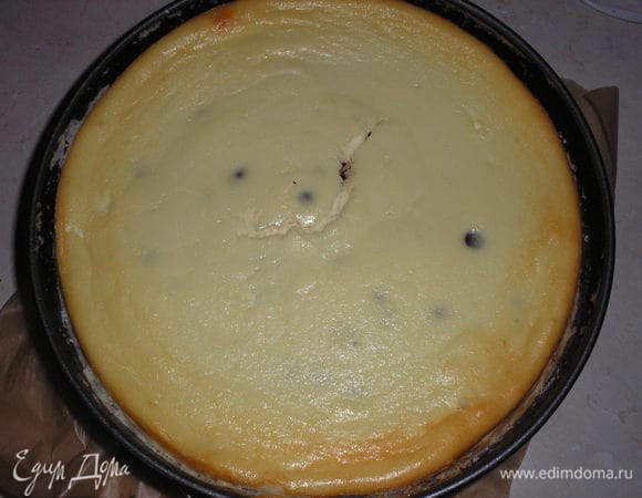 Выпекаем 1 час при темп.140 градусов и еще 30 минут при темп.150 градусов. Такая низкая темп.выпечки для того, чтобы на сырнике не было трещин. Но ориентируйтесь конечно на свою духовку, все духовки пекут по-разному.
Испеченный сырник оставляем в форме до полного охлаждения. Потом отправляем в холодильник на 4-5 часов.