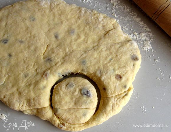 Добавить изюм (я предварительно вымочила его в коньяке), вымесить тесто. Раскатать тесто толщиной 2,5 см. Стаканом вырезать кружочки диаметром 5см.