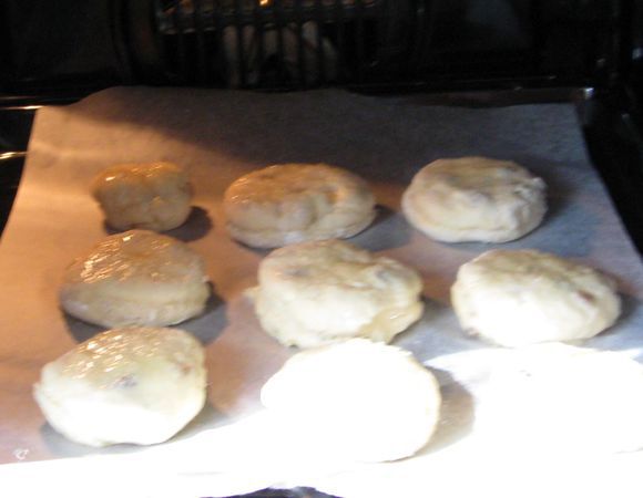 Пышки смазать оставшейся яично-молочной смесью и присыпать сахаром. Выпекать в духовке 10 минут при 230 градусах, пока они не станут золотистыми.