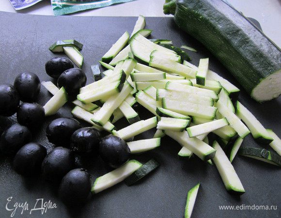 Нарезать цукини и маслины.
В сковороде разогреть немного масла, добавить цукини и маслины и обжарить на сильном огне 5 минут, в конце посолить и поперчить.
