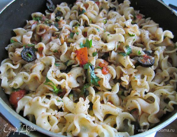 Обжарить все вместе в течении одной минуты.
Томаты я использовала из банки. Уже очищенные и порезанные.