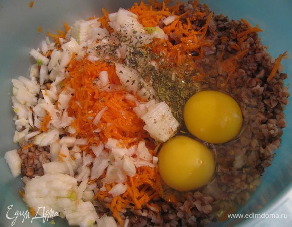 Гречку предварительно отварить.<br />
Морковь трем на терке, лук мелко режем. Все перемешиваем с гречкой, добавляем яйца, соль, специи (я в специях не большой спец, добавила смесь для овощей и прованские травы, они мне показались здесь уместными). Все хорошенько перемешиваем.