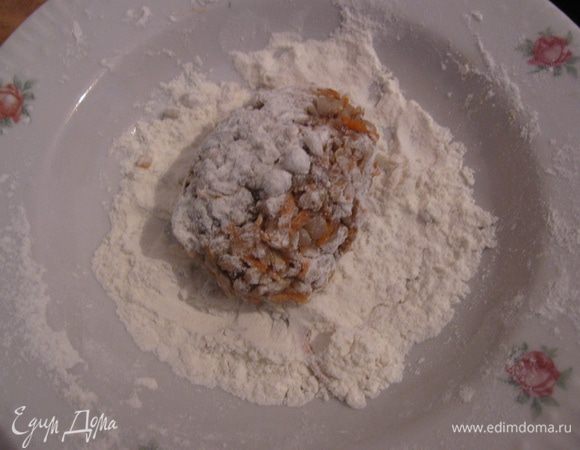Лепим наши котлетки. В рецепте было написано, что муку можно не добавлять, а просто в ней обваливать. Я попробовала, у меня не очень получилось, поэтому я добавила в массу муку и потом лепила и жарила. Кто больший спец — может попробовать только обваливать в муке.