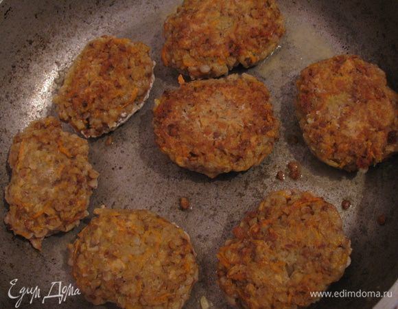 Далее обжариваем котлетки с двух сторон на растительном масле до румяной корочки.