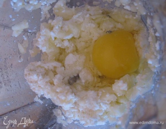 Яблоко очищаем,нарезаем.В блендере взбиваем вместе с творогом и яйцами.