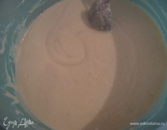 Далее добавляем масло,вмешиваем его.И начинаем добавлять муку.Тесто получается как очень густая сметана.