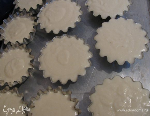 Формочки смазываем маслом и заполняем тестом.Поднимаются не сильно где-то  на 1-2см.Выпекать в разогретой до 180С духовке 25 мин.
