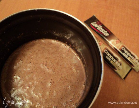 Подготовить крем: сливки смешать с сахаром и нагреть, но не до кипения. Добавить поломанный на кусочки шоколад, 2 пакетика кофе, перемешать до растворения шоколада и однородной массы. Остудить ( 2-3часа).